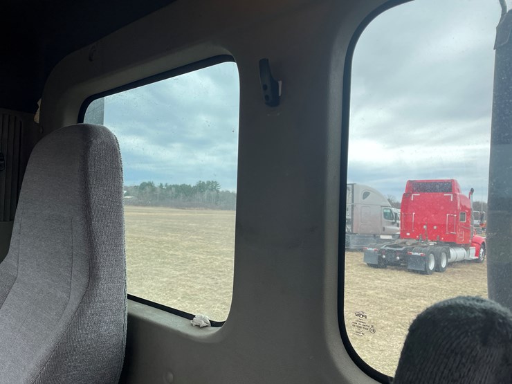 #114-•-2017-freightliner-single-axle-day-cab-semi-tractor-(has-wi-title)-image-72