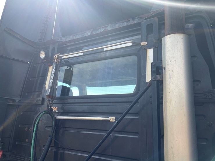 #115-•-2013-volvo-single-axle-day-cab-semi-tractor-(has-wi-title)-image-23