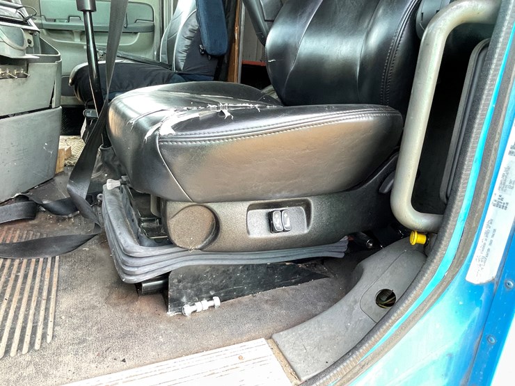 #134-•-2001-freightliner-century-class-sleeper-cab-semi-tractor-(has-wi-title)-(non-runner)-image-71