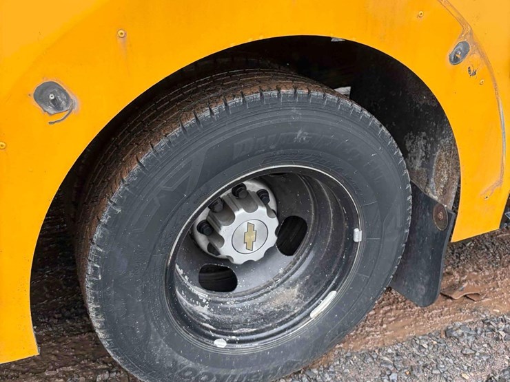 2012-chevrolet-12-passenger-bus-image-7