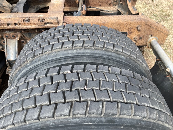 #121-•-2009-volvo-day-cab-semi-tractor-(has-wi-title)-image-49