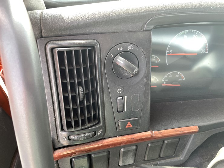 #123-•-2006-volvo-day-cab-semi-tractor-(has-wi-title)-image-92