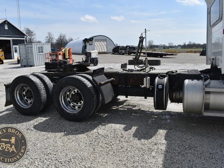 2012-peterbilt-384-image-12