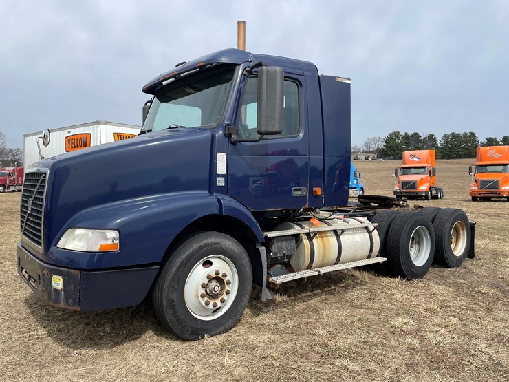 #117-•-2009-volvo-day-cab-semi-tractor-(has-wi-title)-image-1