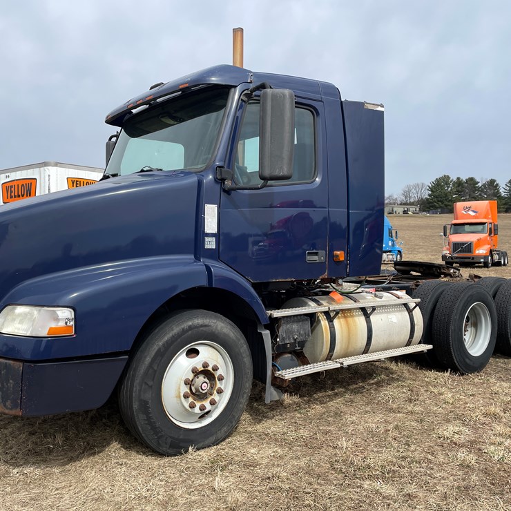 #117 • 2009 Volvo Day Cab Semi Tractor (Has WI Title)