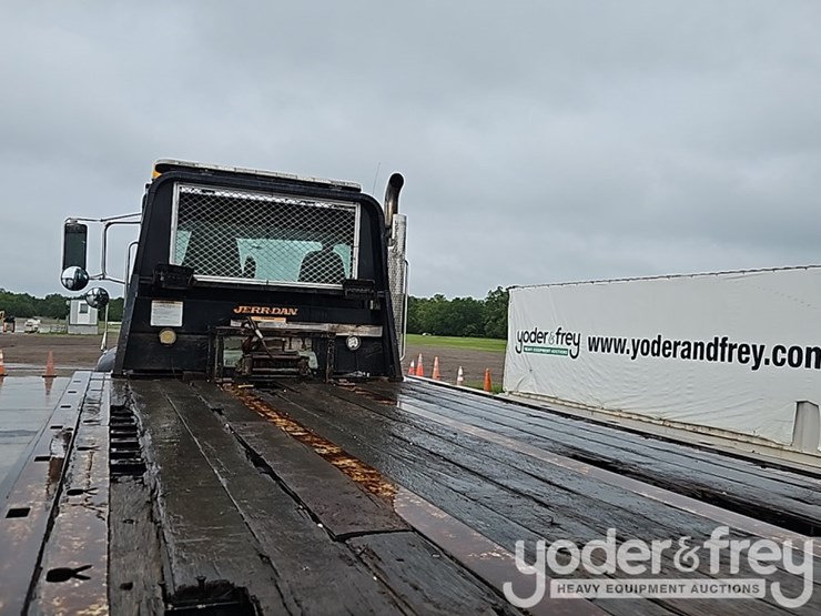 2016-peterbilt-348-image-22