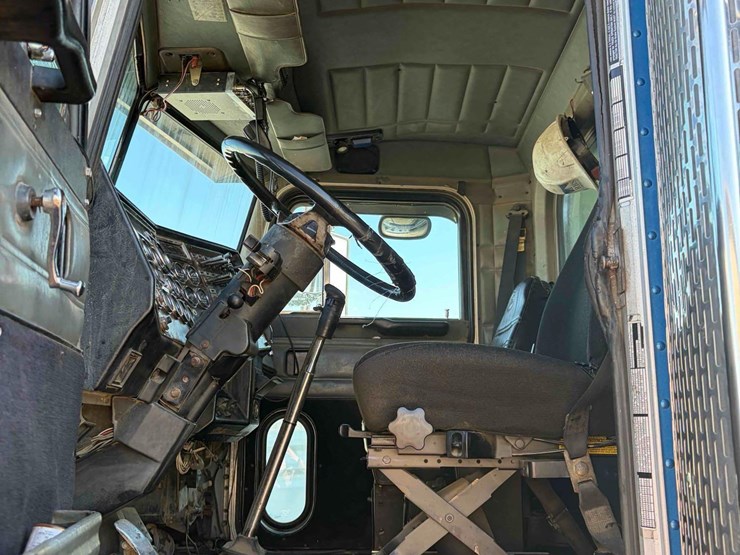 1996-peterbilt-tri-axle-dump-image-10