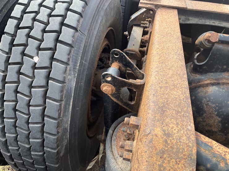 #121-•-2009-volvo-day-cab-semi-tractor-(has-wi-title)-image-45