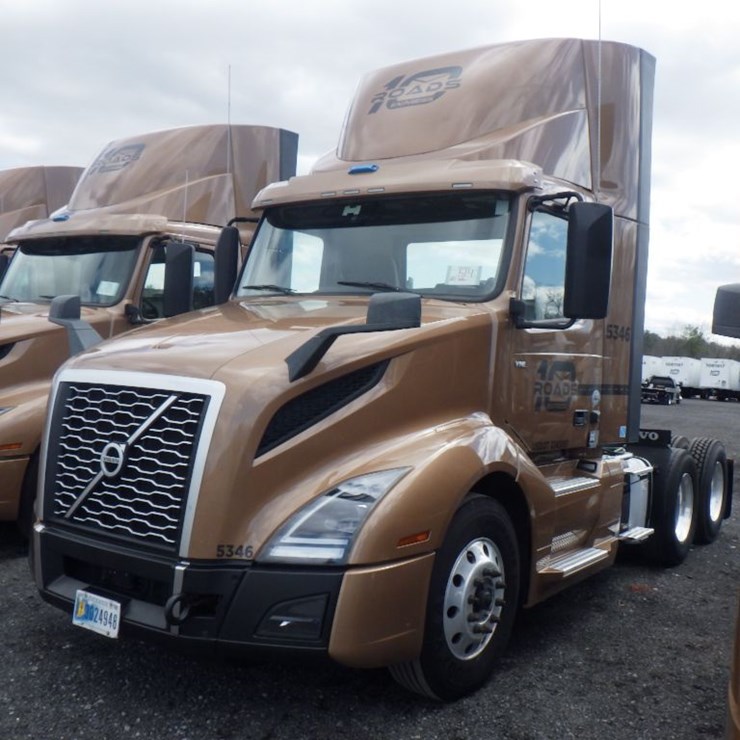 2023 VOLVO VNL300