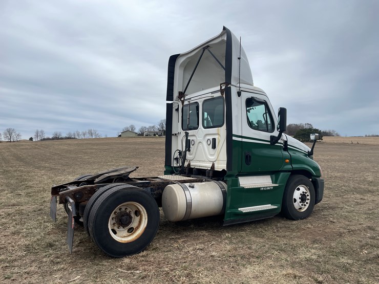 #114-•-2017-freightliner-single-axle-day-cab-semi-tractor-(has-wi-title)-image-5