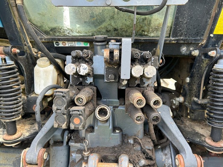 new-holland-tm135-image-16