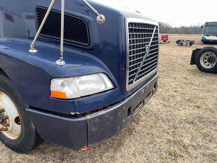 #117-•-2009-volvo-day-cab-semi-tractor-(has-wi-title)-image-14