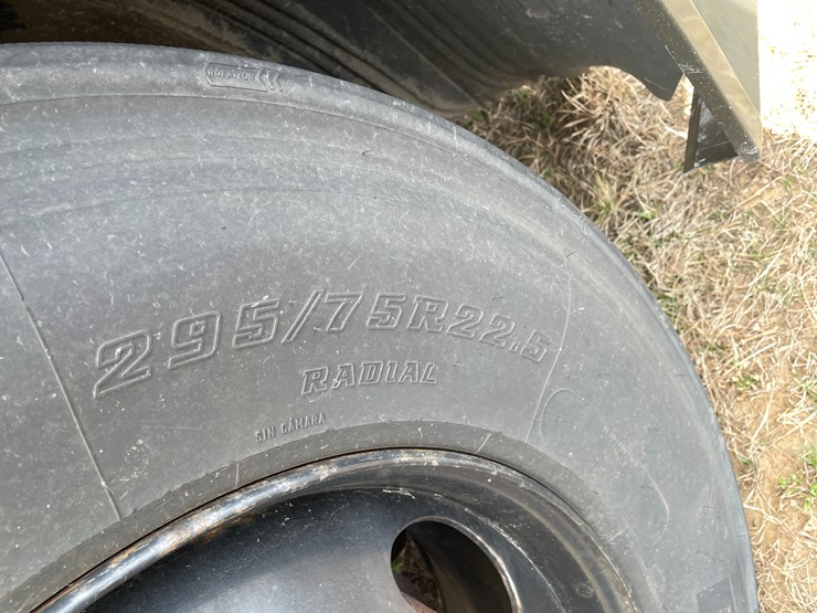 #115-•-2013-volvo-single-axle-day-cab-semi-tractor-(has-wi-title)-image-11