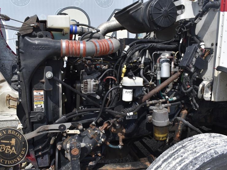 2012-peterbilt-384-image-25