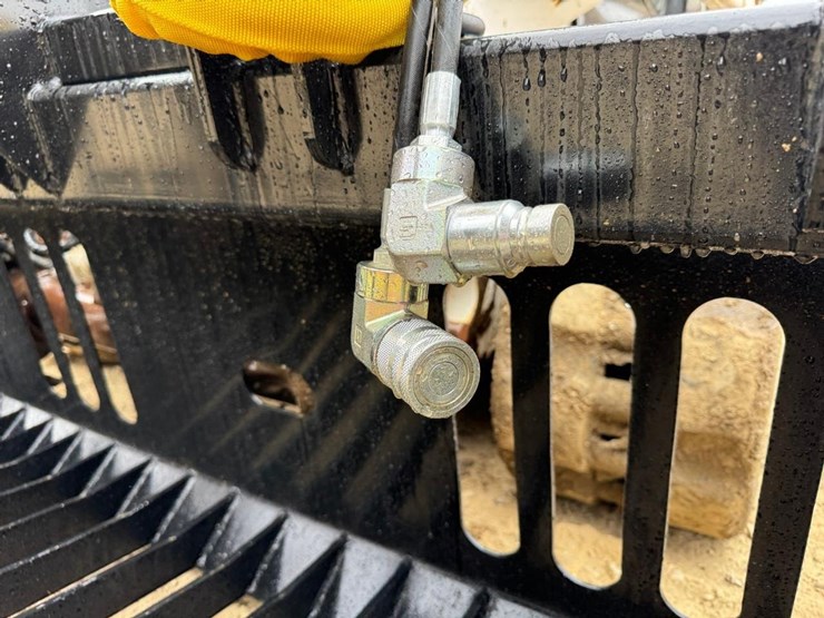 wildcat-80"-heavy-duty-skid-steer-skeleton-tooth-grapple-image-7