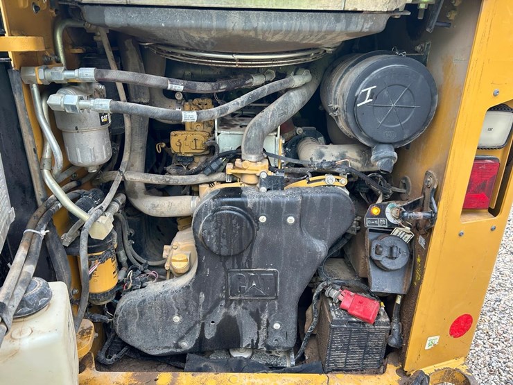 2021-caterpillar-299d3-image-16