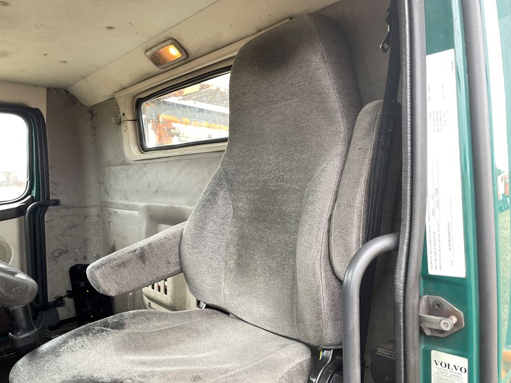 #110-•-2014-volvo-car-hauler-semi-and-trailer-(has-wi-title)-image-90