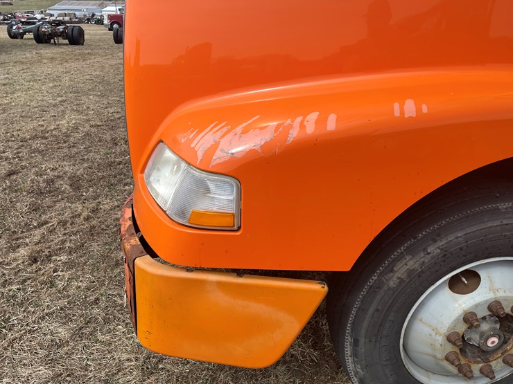 #122-•-2009-volvo-day-cab-semi-tractor-(has-wi-title)-image-11