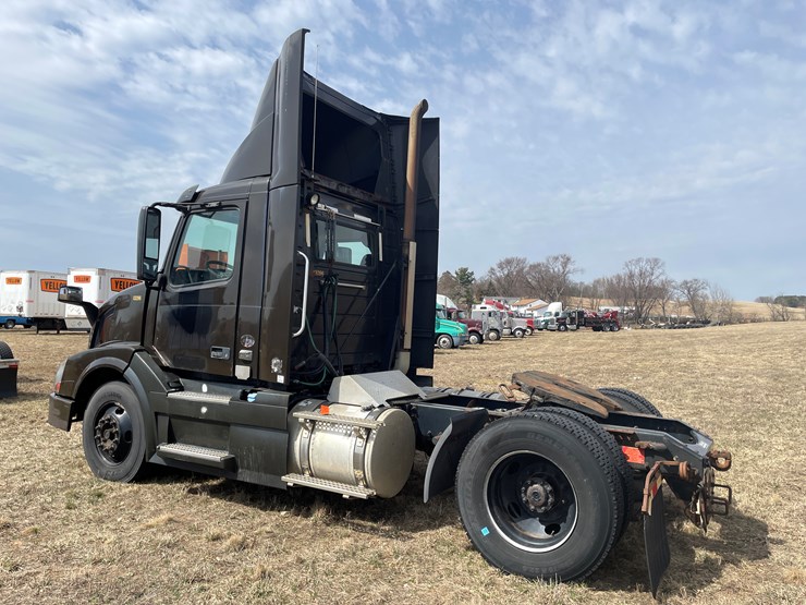 #115-•-2013-volvo-single-axle-day-cab-semi-tractor-(has-wi-title)-image-7