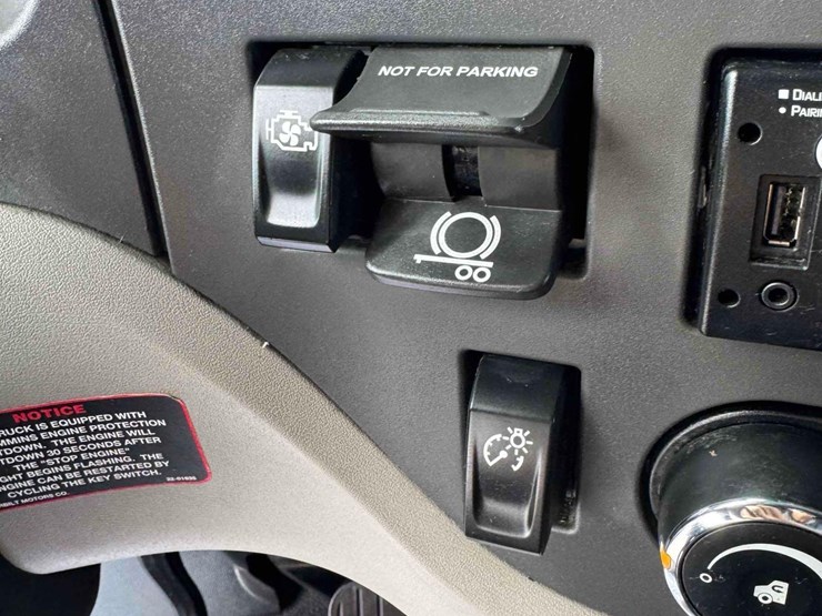 2023-peterbilt-579-image-27