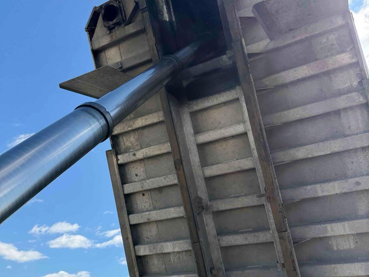 2009-mack-gu713-tri-axle-dump-image-22