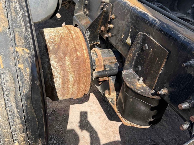 2009-mack-gu713-tri-axle-dump-image-24