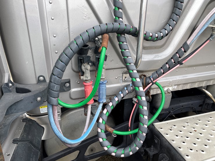 #104-•-2016-freightliner-cascade-evolution-sleeper-cab-semi-tractor-(has-wi-title)-image-40