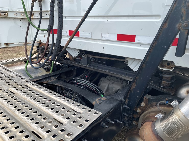 #116-•-2018-volvo-single-axle-day-cab-semi-tractor-(has-wi-title)-image-21