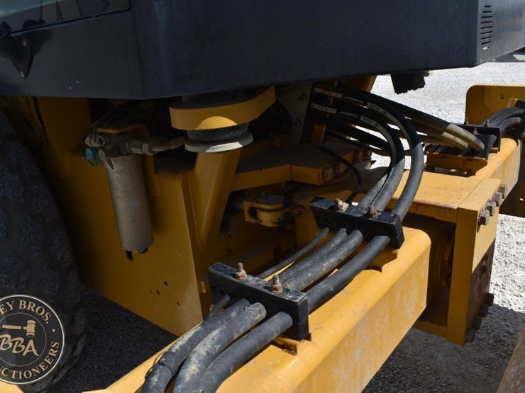 2015-caterpillar-cs66b-image-18