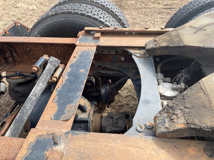 #122-•-2009-volvo-day-cab-semi-tractor-(has-wi-title)-image-34