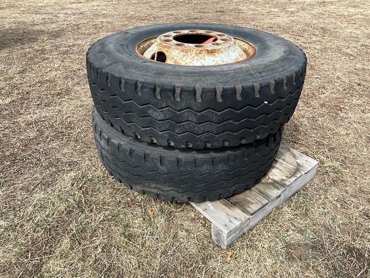 #10710-•-(2)-yokohama-315/80r22.5-truck-tires-on-rims-image-2