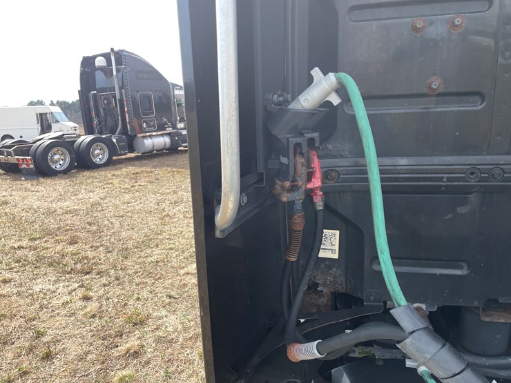 #115-•-2013-volvo-single-axle-day-cab-semi-tractor-(has-wi-title)-image-47