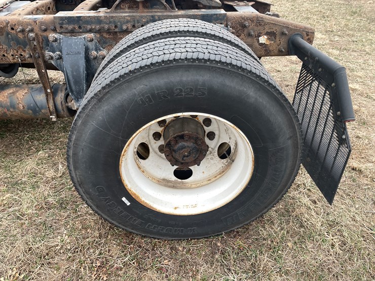 #114-•-2017-freightliner-single-axle-day-cab-semi-tractor-(has-wi-title)-image-42