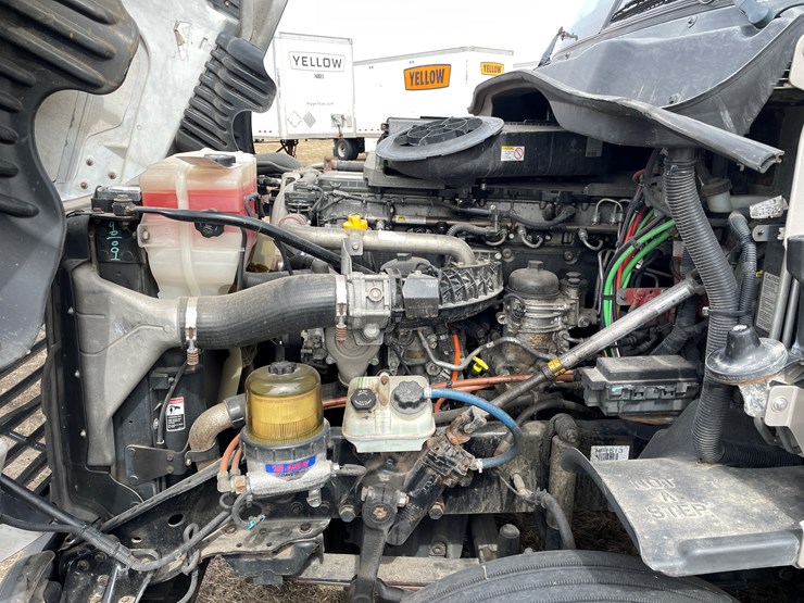 #104-•-2016-freightliner-cascade-evolution-sleeper-cab-semi-tractor-(has-wi-title)-image-42