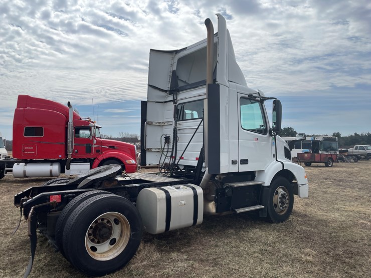 #116-•-2018-volvo-single-axle-day-cab-semi-tractor-(has-wi-title)-image-5