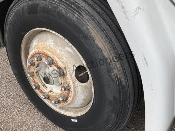 1996-freightliner-fl70-image-9