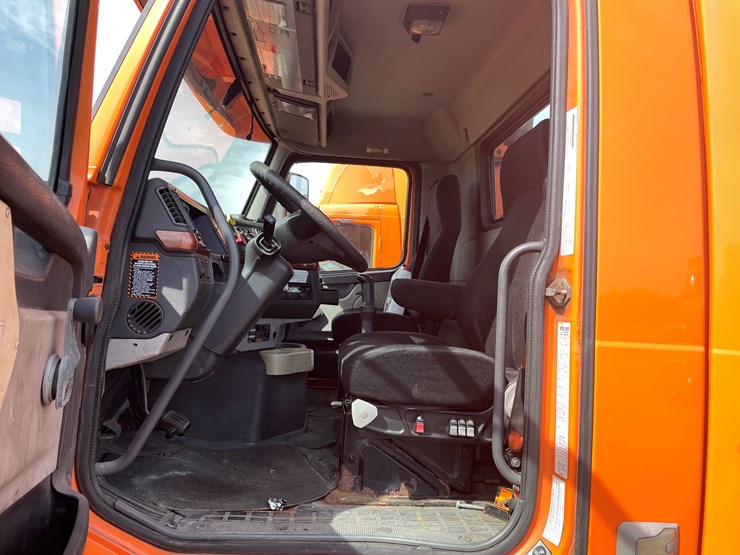 #122-•-2009-volvo-day-cab-semi-tractor-(has-wi-title)-image-72