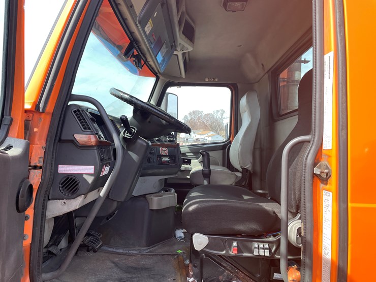 #123-•-2006-volvo-day-cab-semi-tractor-(has-wi-title)-image-78