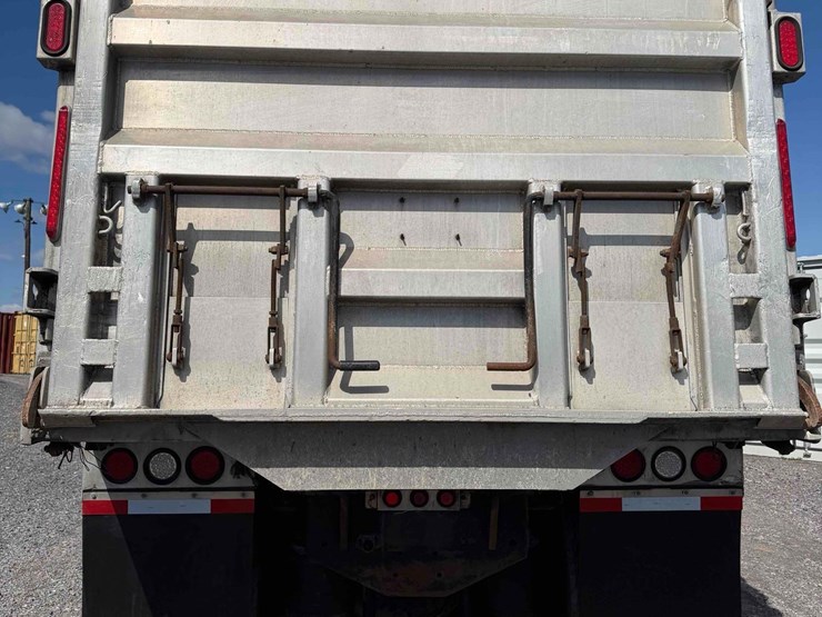 2009-mack-gu713-tri-axle-dump-image-16