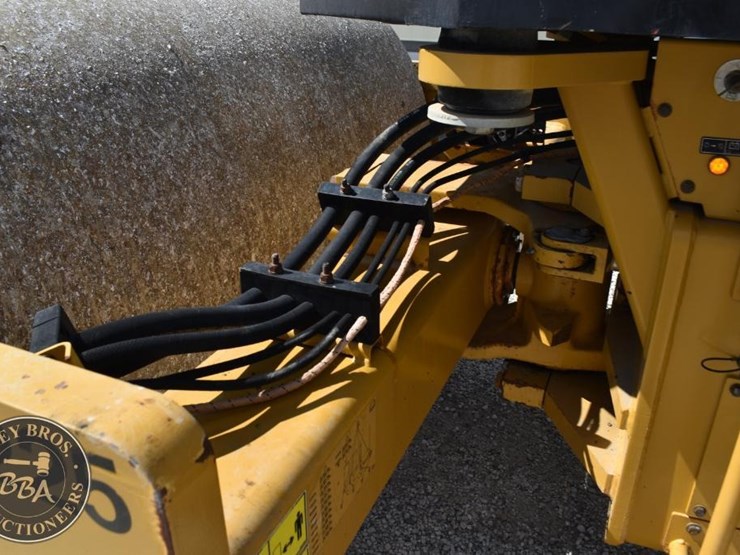 2015-caterpillar-cs66b-image-19