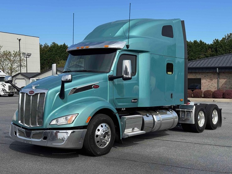 2023-peterbilt-579-image-1