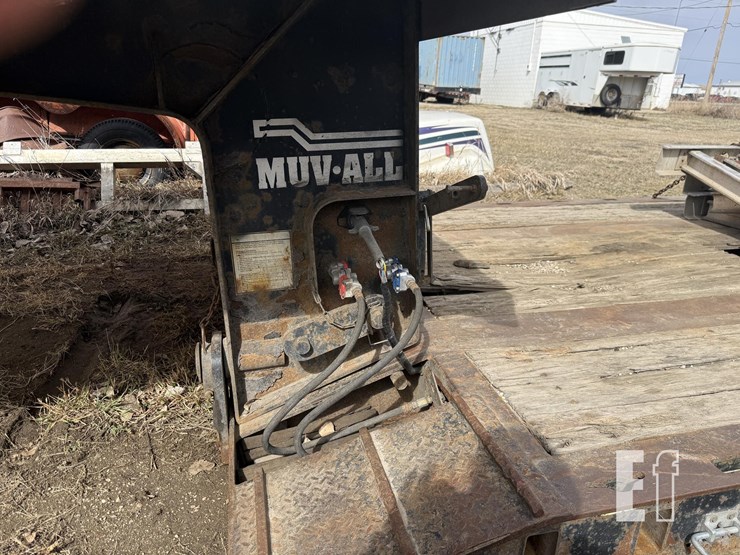 2013-2013-mov-hall-trailer-image-4