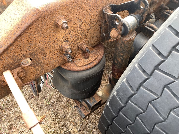 #122-•-2009-volvo-day-cab-semi-tractor-(has-wi-title)-image-36