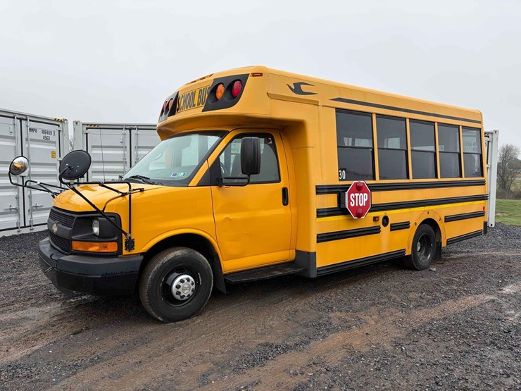 2012-chevrolet-12-passenger-bus-image-1