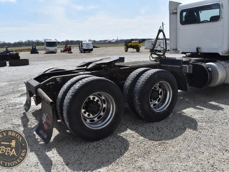 2012-peterbilt-384-image-10