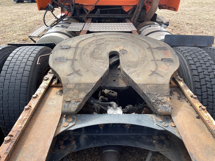 #122-•-2009-volvo-day-cab-semi-tractor-(has-wi-title)-image-40