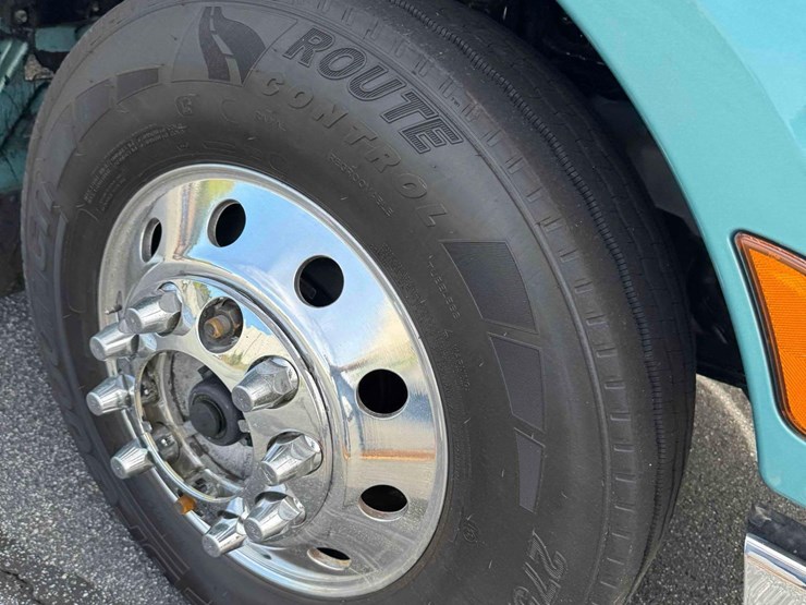 2023-peterbilt-579-image-16