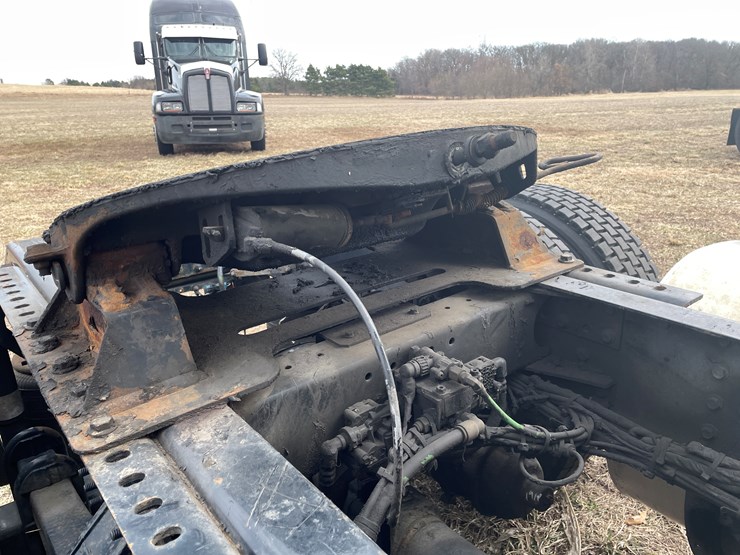 #116-•-2018-volvo-single-axle-day-cab-semi-tractor-(has-wi-title)-image-27