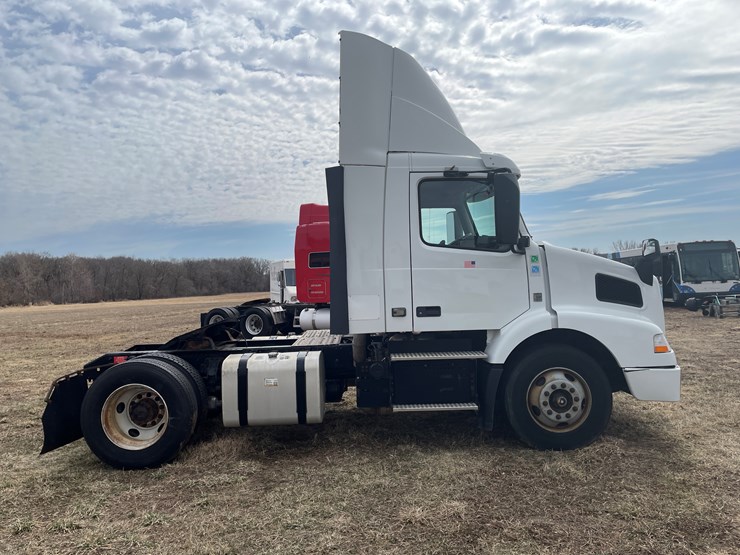 #116-•-2018-volvo-single-axle-day-cab-semi-tractor-(has-wi-title)-image-4
