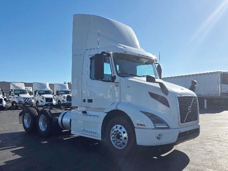 2020-volvo-vnr300-image-1